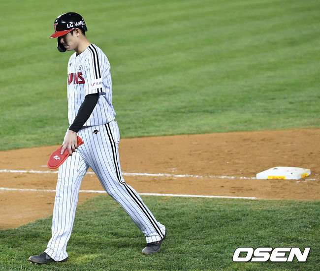 6회말 무사 1루 상황 LG 오지환 타석 때 1루 주자 홍창기가 한화 투수 강재민의 견제 때 1루로 귀루한 뒤 발을 떼 아웃된 뒤 아쉬워하며 물러나고 있다. / dreamer@osen.co.kr