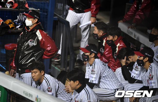 9회말 박용택과 LG 선수들이 경기를 지켜보고 있다. /jpnews@osen.co.kr