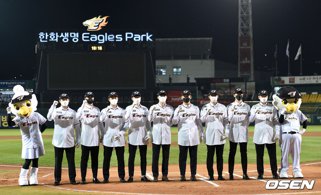 한화 신인 선수들이 기념촬영을 하고 있다. /sunday@osen.co.kr