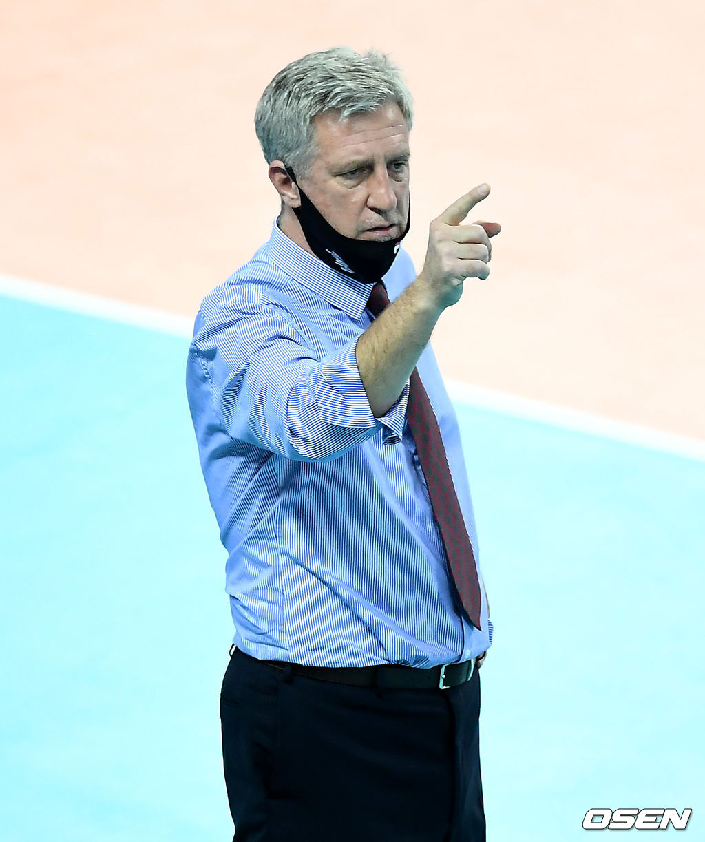 대한항공 로베르토 산틸리 감독이 지시를 내리고 있다. / ksl0919@osen.co.kr