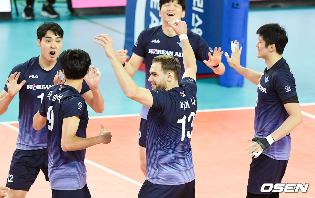 1세트 승리를 거둔 대한항공 선수들이 기뻐하고 있다. / soul1014@osen.co.kr  