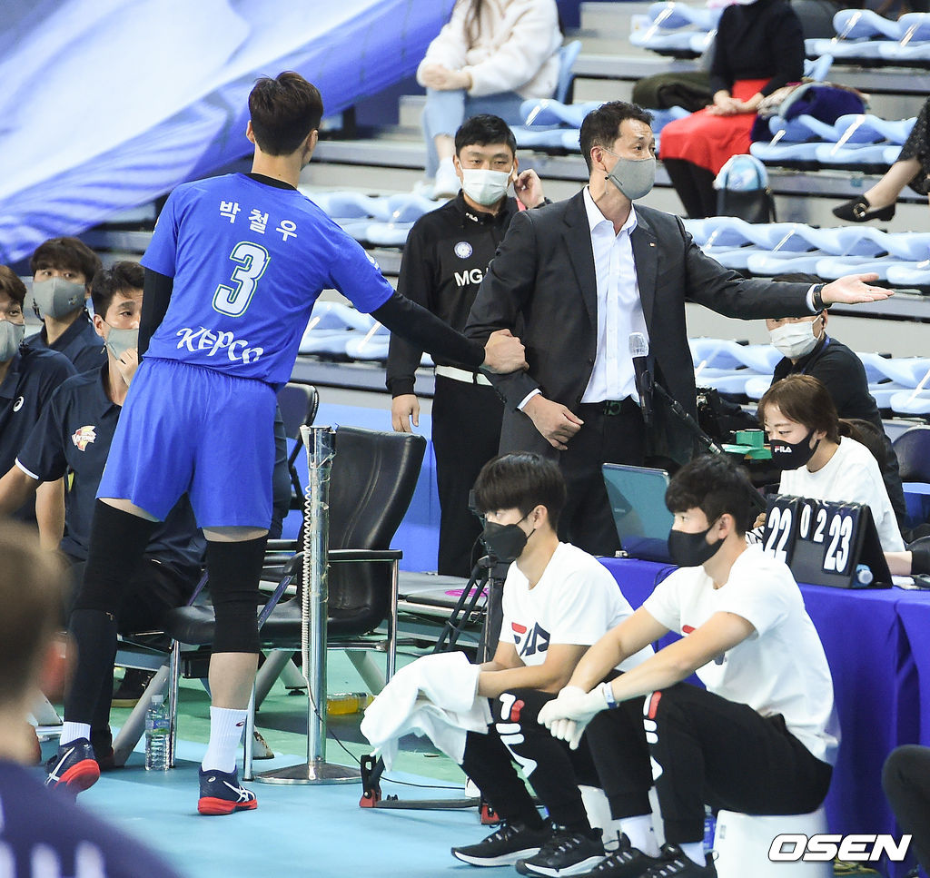 한국전력 박철우가 판정어필하는 장병철 감독을 말리고 있다. / soul1014@osen.co.kr