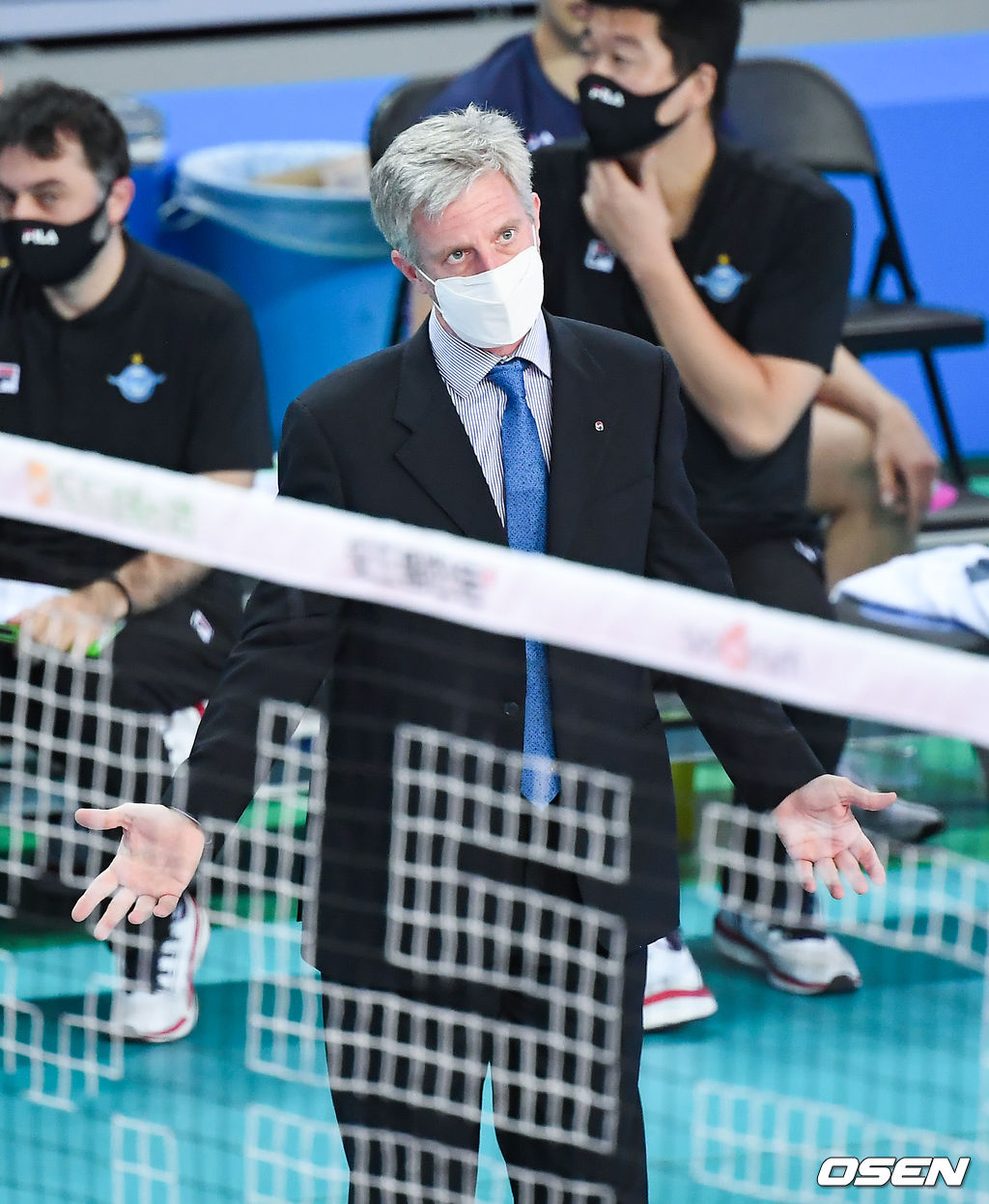 8일 오후 서울 인천 계양체육관에서 프로배구 '도드람 V리그' 대한항공과 한국젼력의 경기가 진행됐다.1세트 대한항공 산틸리 감독이 판정에 항의하고 있다./  soul1014@osen.co.kr