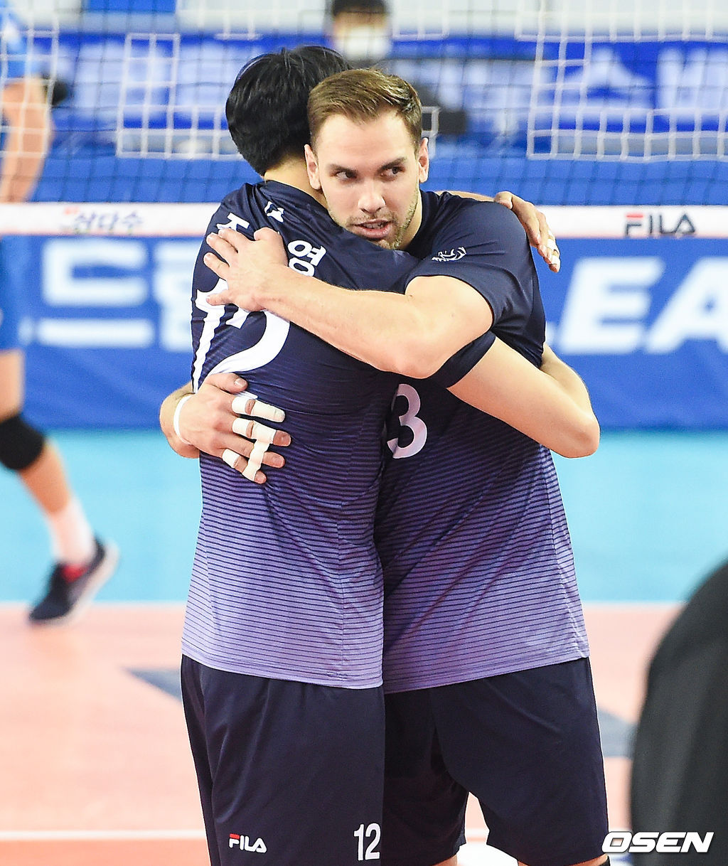 경기종료 후 대한항공 조재영과 비예나가 포옹을 하고 있다. / soul1014@osen.co.kr  