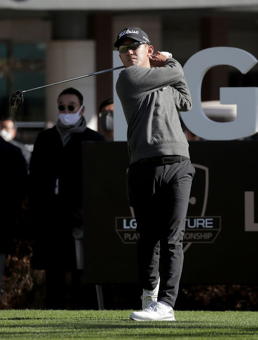 한승수가 1번홀에서 드라이버 티샷을 하고 있다. 