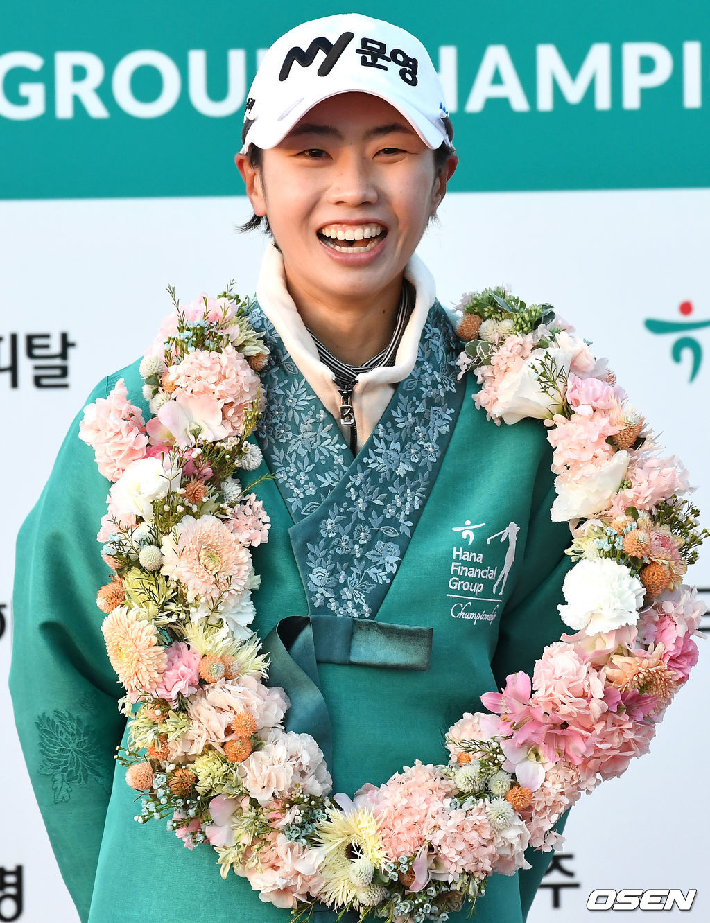 우승을 거머쥔 안나린이 꽃목걸이를 받고 미소짓고 있다. / dreamer@osen.co.kr