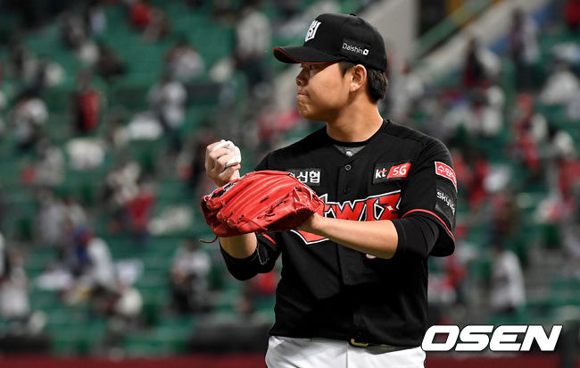 3회말 2사 1, 3루 상황 SK 김성현을 외야 플라이로 이끌며 실점없이 이닝을 막아낸 KT 선발 소형준이 더그아웃으로 향하며 야수들에게 인사하고 있다. / dreamer@osen.co.kr