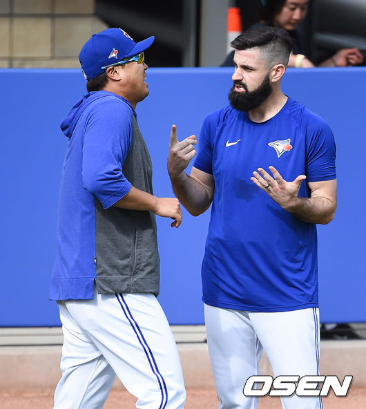 류현진이 맷 슈메이커와 이야기를 나누고 있다. / soul1014@osen.co.kr