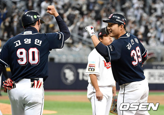 9일 오후 서울 고척스카이돔에서 '2020 신한은행 SOL KBO리그' 플레이오프 KT 위즈와 두산 베어스의 경기가 열렸다.9회초 1사 3루 두산 김인태가 적시타를 때린 뒤 고영민 코치와 세레머니를 하고 있다. /youngrae@osen.co.kr