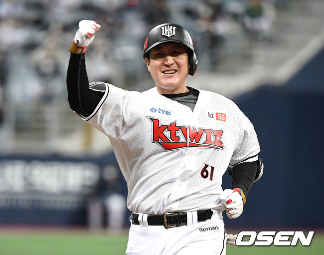 9일 오후 서울 고척스카이돔에서 '2020 신한은행 SOL KBO리그' 플레이오프 KT 위즈와 두산 베어스의 경기가 열렸다.8회말 2사 2,3루 KT 유한준이 동점 적시타를 때린 뒤 세레머니를 하고 있다. /youngrae@osen.co.kr