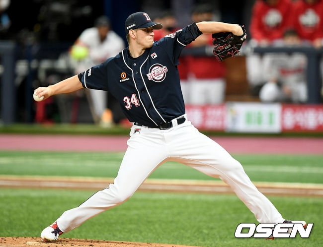 9일 오후 서울 고척스카이돔에서 '2020 신한은행 SOL KBO리그' 플레이오프 KT 위즈와 두산 베어스의 경기가 열렸다.1회말 두산 선발 플렉샌이 마운드에 올라 힘차게 공을 뿌리고 있다./ksl0919@osen.co.kr