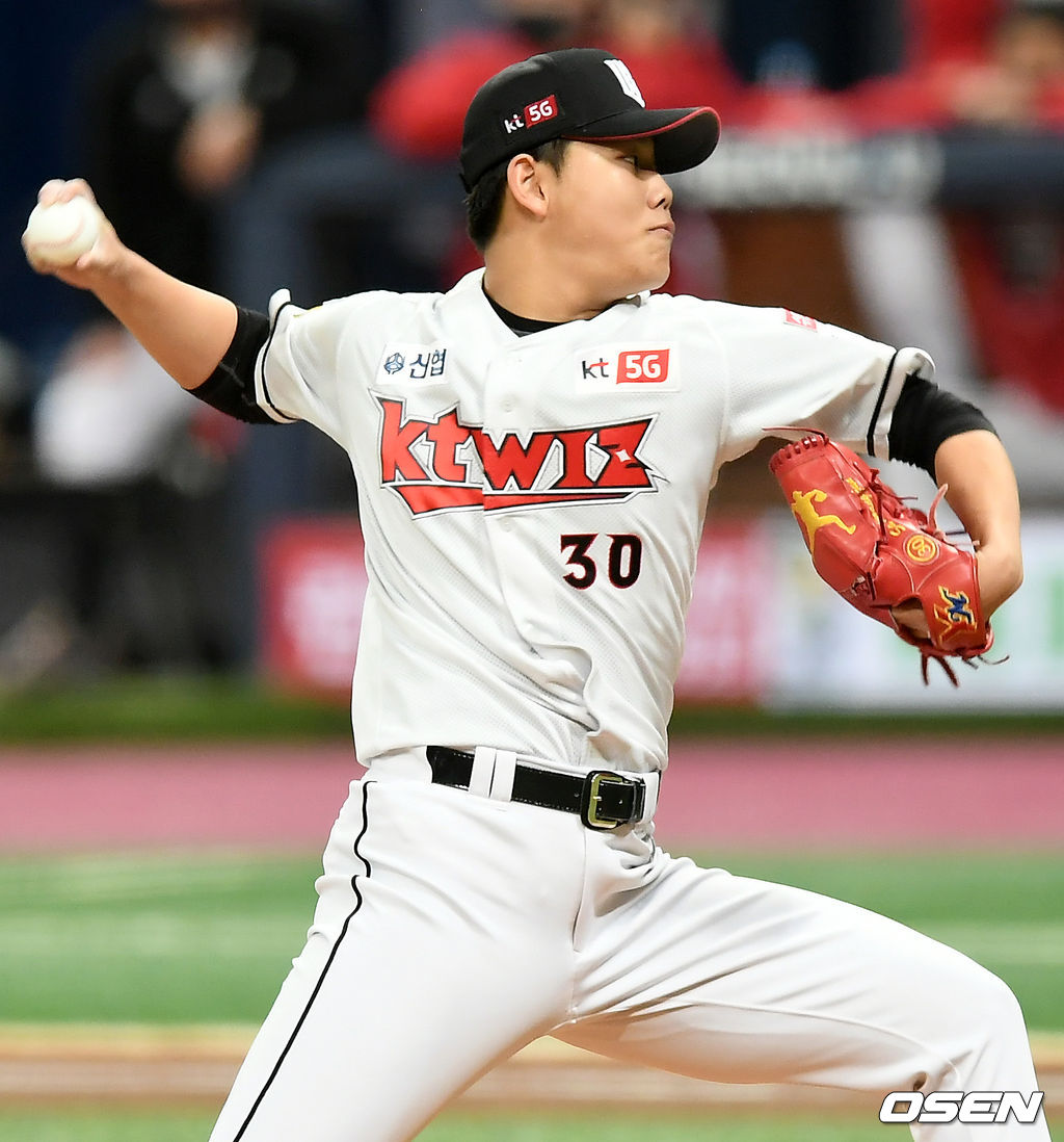 9일 오후 서울 고척스카이돔에서 '2020 신한은행 SOL KBO리그' 플레이오프 KT 위즈와 두산 베어스의 경기가 열렸다.1회초 KT 선발 소형준이 마운드에 올라 힘차게 공을 뿌리고 있다./ksl0919@osen.co.kr