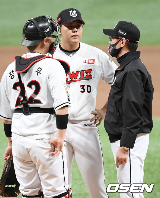 7회초 2사 주자 1루 두산 김재호 타석에서 KT 이강철 감독이 직접 마운드에 올라 선발 소형준과 얘기를 나누고 있다. /rumi@osen.co.kr