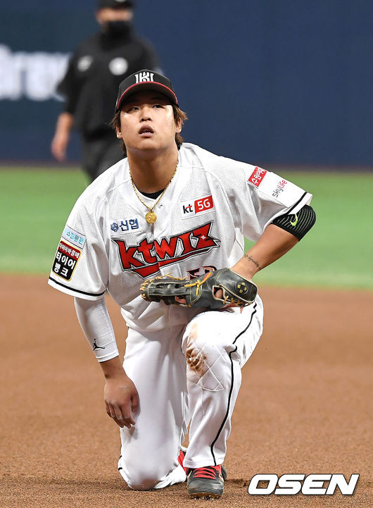 6회초 2사 KT 강백호가 실책을 범한 뒤 아쉬워하고 있다. / youngrae@osen.co.kr 