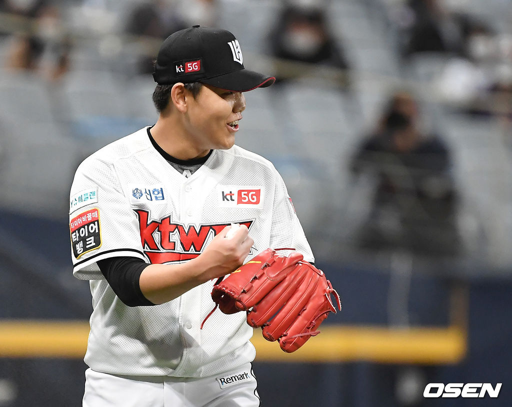 5회초 이닝을 마친 KT 소형준이 심우준과 기뻐하고 있다. /youngrae@osen.co.kr 