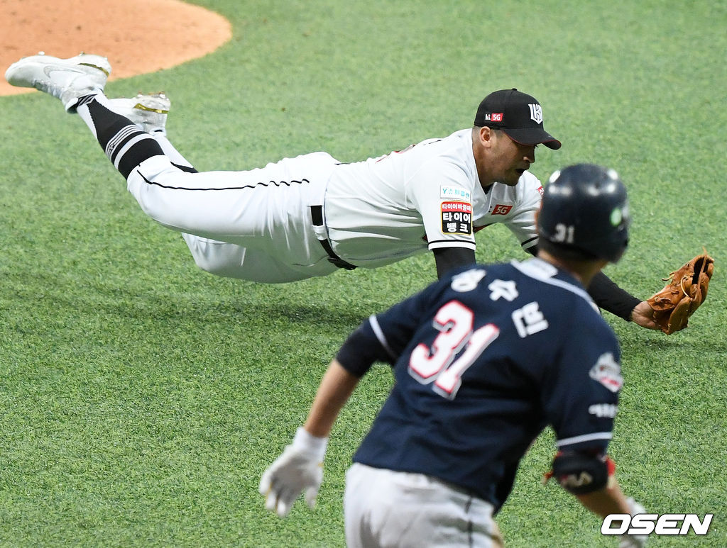 8회초 무사 주자 1루 두산 정수빈의 투수 앞 번트때 KT 쿠에바스가 몸을 날려 잡아내고 있다. /rumi@osen.co.kr