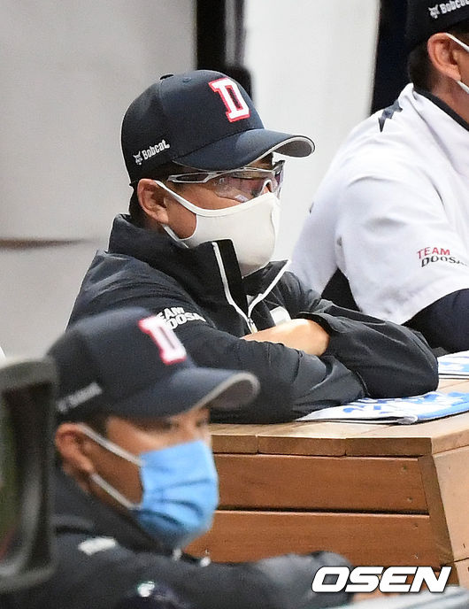 두산 김태형 감독이 덕아웃에서 경기를 주시하고 있다. /rumi@osen.co.kr