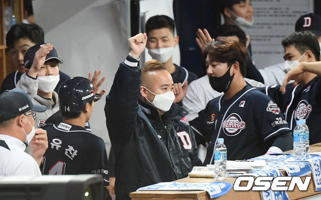 9회초 1사 주자 3루 두산 김인태가 우익수 앞 1타점 적시타때 홈을 밟은 이유찬이 덕아웃에서 동료들과 하이파이브를 하고 있다. /rumi@osen.co.kr