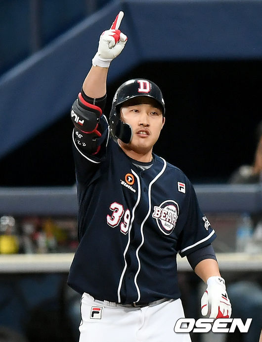 9일 오후 서울 고척스카이돔에서 '2020 신한은행 SOL KBO리그' 플레이오프 KT 위즈와 두산 베어스의 경기가 열렸다.9회초 1사 3루 두산 김인태가 1타점 적시타를 날린 뒤 세레모니를 하고 있다./ksl0919@osen.co.kr