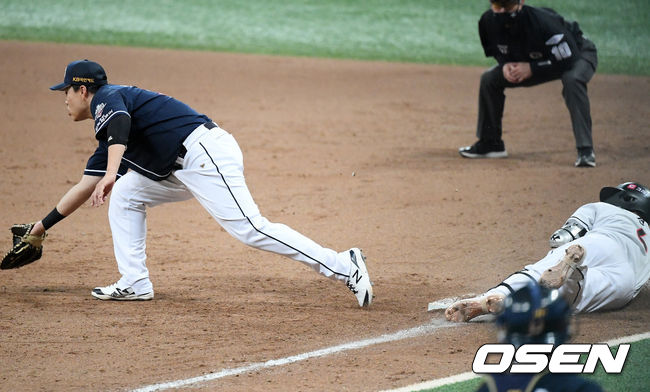 9회말 KT 선두타자 박경수가 유격수 왼쪽 내야안타때 1루로 헤드퍼스트 슬라이딩을 하며 세이프 되고 있다. /rumi@osen.co.kr