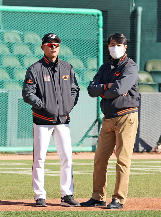[사진] 최원호 감독대행-정민철 단장(왼쪽부터) /한화 이글스 제공
