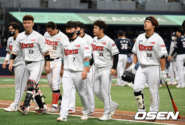 두산은 9일 고척 스카이돔에서 열린 ‘2020 신한은행 SOL KBO리그’ 플레이오프 1차전 KT 위즈와의 경기에서 3-2 신승을 거뒀다.패배를 당한 KT 선수들이 아쉬워하고 있다. /youngrae@osen.co.kr