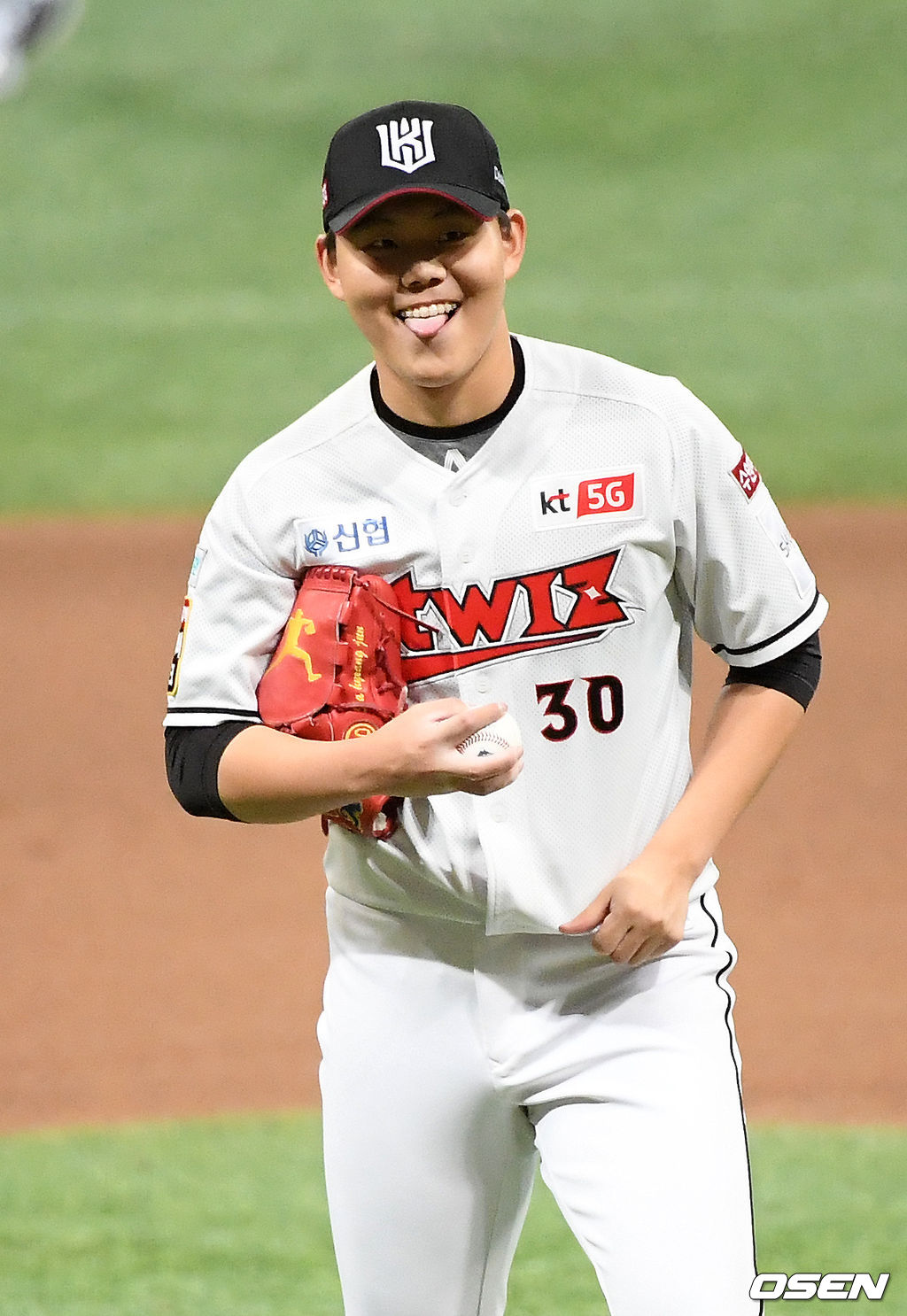 7회초 1사 두산 허경민 타석에서 KT 선발 소형준이 미소짓고 있다. /rumi@osen.co.kr