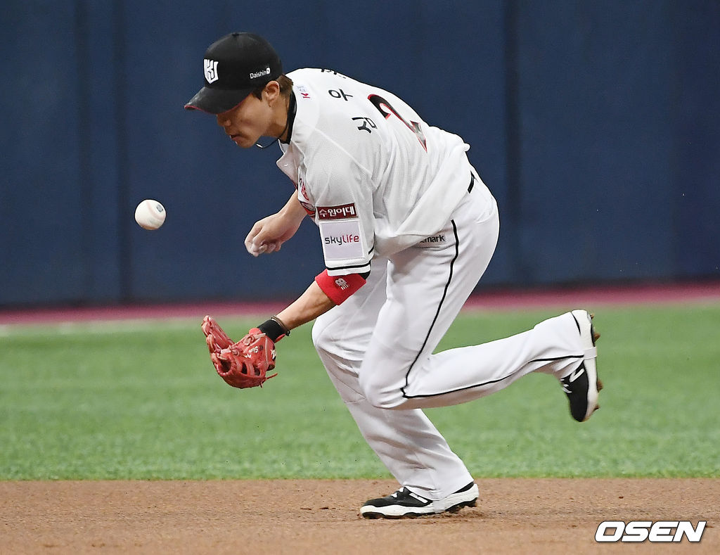 1회초 무사 KT 심우준이 두산 정수빈의 타구를 잡았다 놓치고 있다. /youngrae@osen.co.kr 