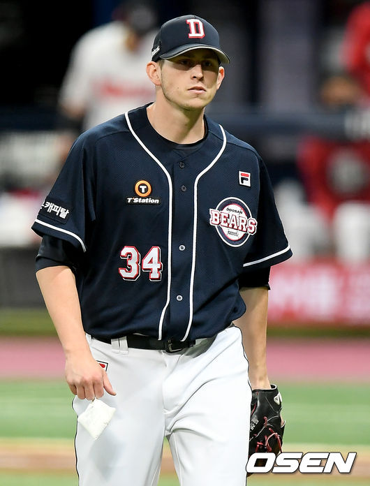 9일 오후 서울 고척스카이돔에서 '2020 신한은행 SOL KBO리그' 플레이오프 KT 위즈와 두산 베어스의 경기가 열렸다.3회말 KT 공격을 삼자범퇴로 막아낸 두산 선발 플렉센이 더그아웃으로 이동하고 있다./ksl0919@osen.co.kr