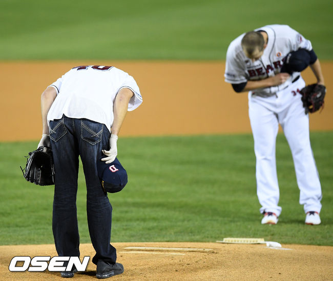 경기 전 두산 출신 니퍼트가 마운드 위에서 승리 기원 시구를 하기 전 선발 플렉센과 인사를 나누고 있다. /rumi@osen.co.kr