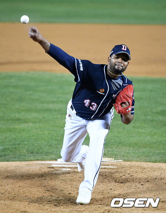 2회말 두산 알칸타라가 역투하고 있다. /jpnews@osen.co.kr