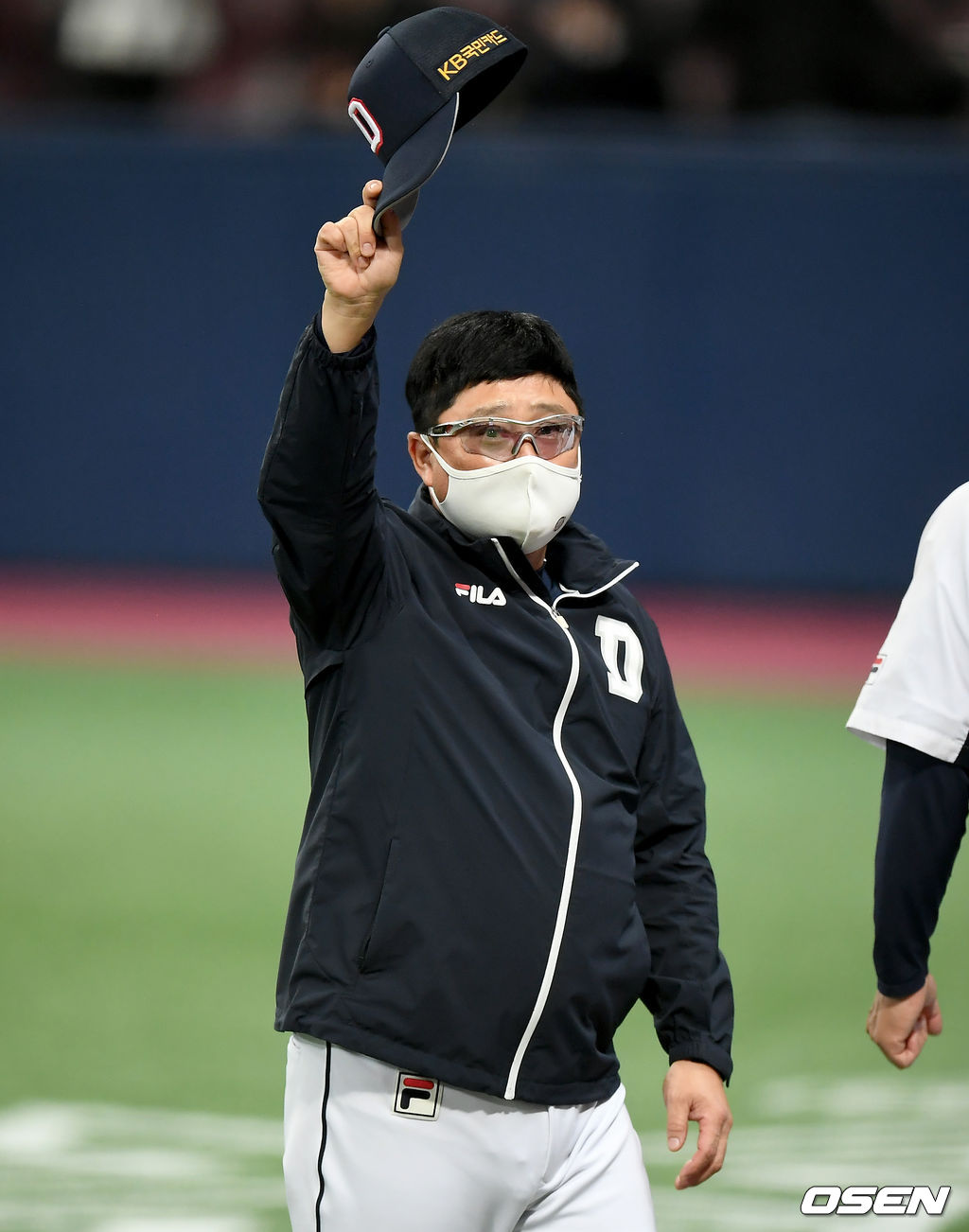 두산 김태형 감독이 팬들을 향해 인사하고 있다./ksl0919@osen.co.kr