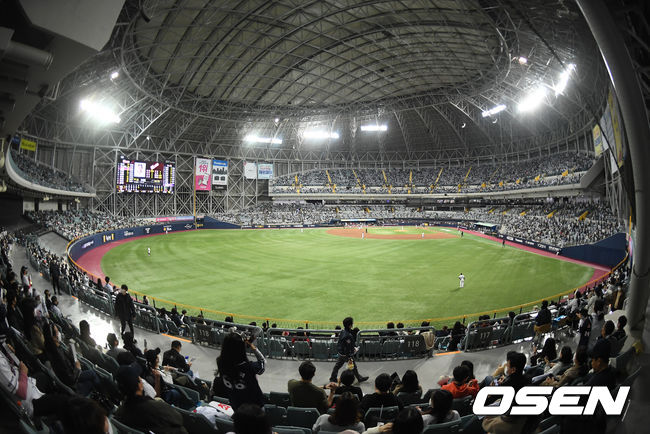 9일 오후 서울 고척스카이돔에서 '2020 신한은행 SOL KBO리그' 플레이오프 KT 위즈와 두산 베어스의 경기가 열렸다.유관중으로 진행되는 가운데 야구팬들이 열띤 응원을 펼치고 있다./ksl0919@osen.co.kr