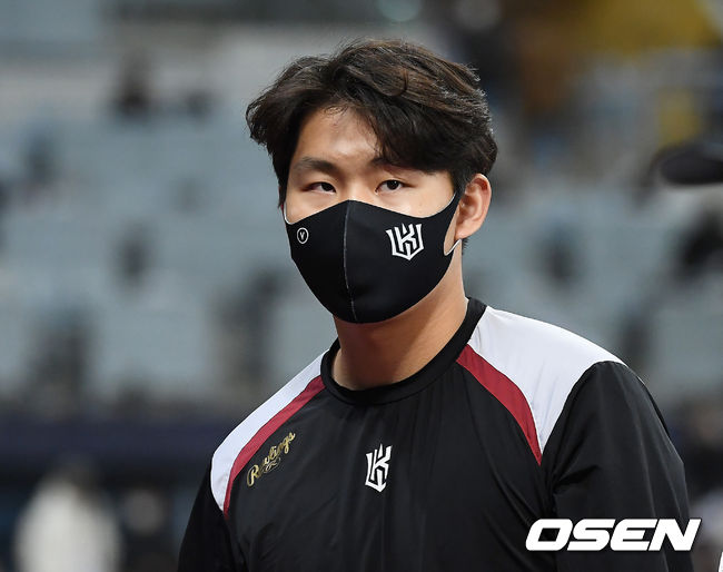 두산은 9일 고척 스카이돔에서 열린 ‘2020 신한은행 SOL KBO리그’ 플레이오프 1차전 KT 위즈와의 경기에서 3-2 신승을 거뒀다.패배를 당한 KT 소형준이 아쉬워하고 있다. /youngrae@osen.co.kr