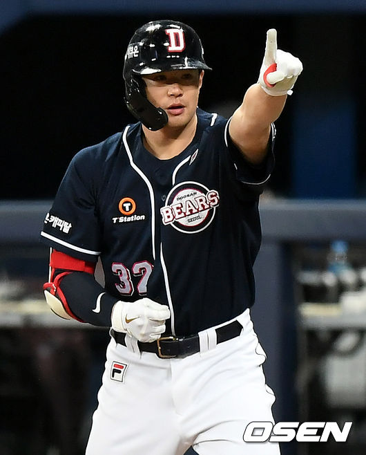 9일 오후 서울 고척스카이돔에서 '2020 신한은행 SOL KBO리그' 플레이오프 KT 위즈와 두산 베어스의 경기가 열렸다.8회초 2사 1, 3루 두산 김재환이 선취 1타점 적시타를 날린 뒤 세레모니를 하고 있다./ksl0919@osen.co.kr