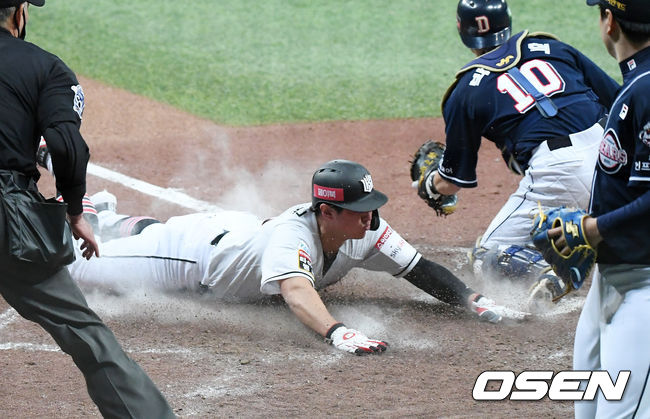 8회말 2사 주자 만루 KT 유한준의 중견수앞 동점 2타점 적시타때 황재균이 홈으로 몸을 날려 세이프 되고 있다. /rumi@osen.co.kr