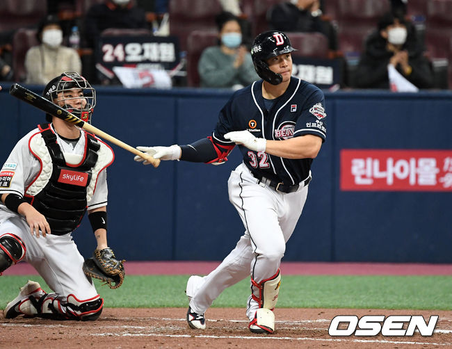 10일 오후 서울 고척스카이돔에서 '2020 신한은행 SOL KBO리그' 플레이오프 KT 위즈와 두산 베어스의 경기가 열렸다.3회초 1사 1,3루에서 두산 김재환이 우전 적시타를 치고 있다. /sunday@osen.co.kr