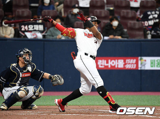 10일 오후 서울 고척스카이돔에서 '2020 신한은행 SOL KBO리그' 플레이오프 KT 위즈와 두산 베어스의 경기가 열렸다.3회말 2사 1루에서 KT 로하스가 솔로 홈런을 치고 있다. /sunday@osen.co.kr