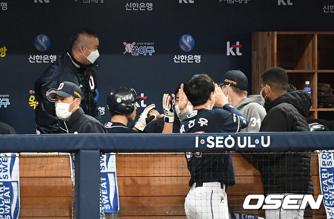 10일 오후 서울 고척스카이돔에서 '2020 신한은행 SOL KBO리그' 플레이오프 KT 위즈와 두산 베어스의 경기가 열렸다.3회초 1사 1,3루에서 두산 김재환의 우전 적시타 때 홈을 밟은 3루주자 정수빈이 더그아웃에서 동료들의 축하를 받고 있다. /sunday@osen.co.kr