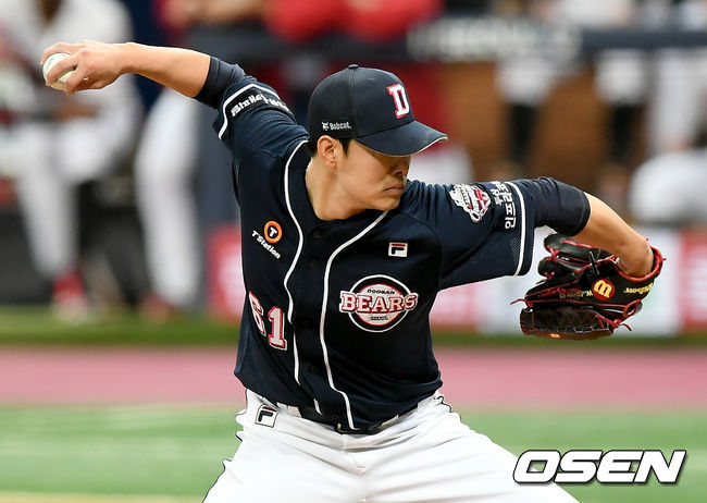 10일 오후 서울 고척스카이돔에서 '2020 신한은행 SOL KBO리그' 플레이오프 KT 위즈와 두산 베어스의 경기가 열렸다. 1회말 두산 선발 최원준이 마운드에 올라 힘차게 공을 뿌리고 있다./ksl0919@osen.co.kr