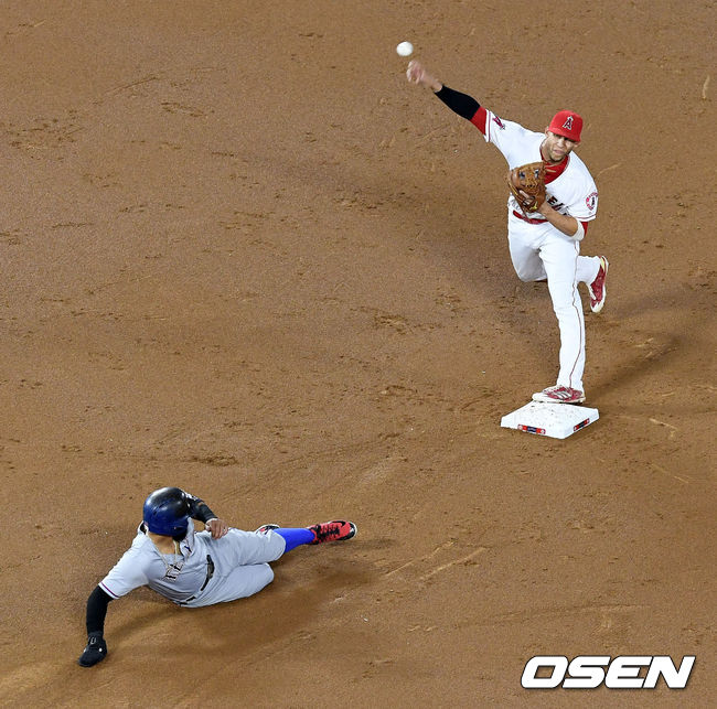 3회초 무사 1루 상황 텍사스 앤드루스의 병살타 때 에인절스 유격수 시몬스가 주자 오도어를 포스아웃 시킨 뒤 1루로 송구하고 있다. /dreamer@osen.co.kr