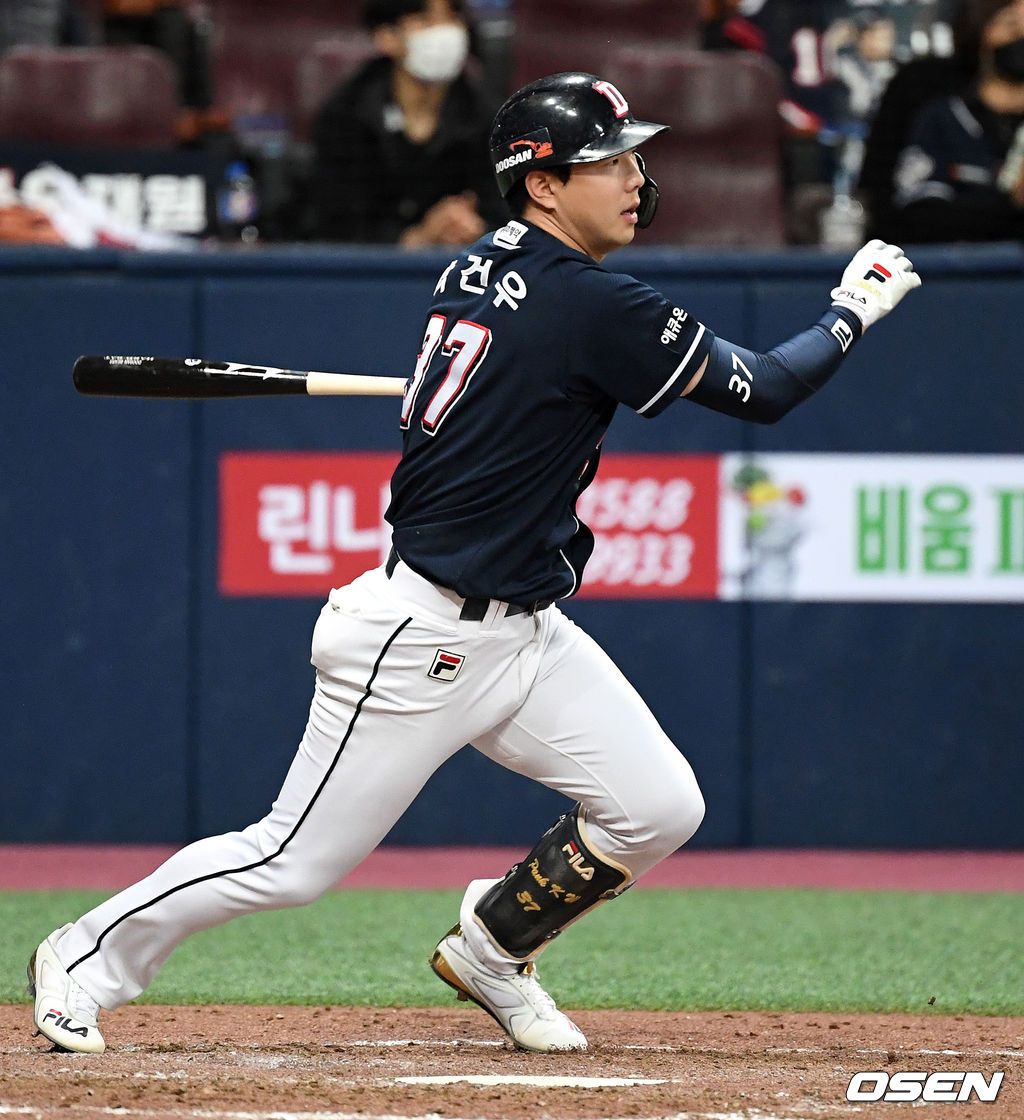 10일 오후 서울 고척스카이돔에서 '2020 신한은행 SOL KBO리그' 플레이오프 KT 위즈와 두산 베어스의 경기가 열렸다.6회초 무사에서 두산 박건우가 좌전 안타를 치고 있다. /sunday@osen.co.kr