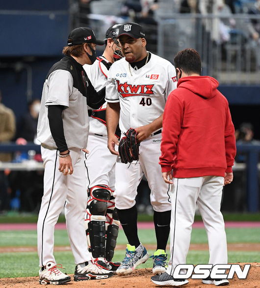 10일 오후 서울 고척스카이돔에서 '2020 신한은행 SOL KBO리그' 플레이오프 KT 위즈와 두산 베어스의 경기가 열렸다.5회초 무사 만루에서 KT 데스파이네가 마운드를 내려가고 있다. /sunday@osen.co.kr