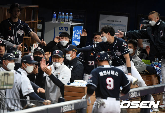 5회초 무사 만루에서 두산 김재환이 2타점 적시타를 날리자 동료선수들이 기뻐하고 있다. /jpnews@osen.co.kr