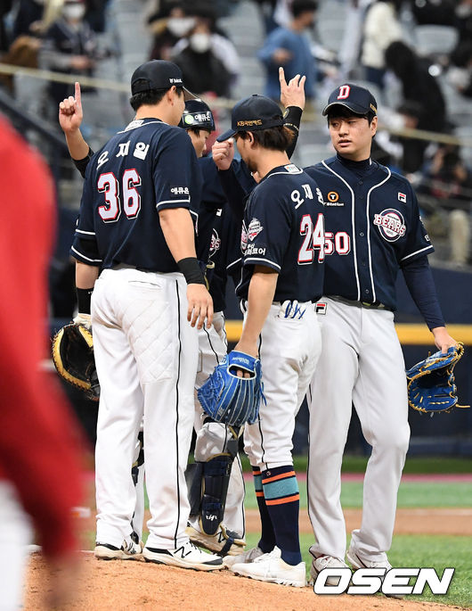 이로써 시리즈 전적 2승을 선점한 두산은 6년 연속 한국시리즈 진출까지 단 1승만 남겨두게 됐다. 아울러 포스트시즌 8연승을 내달리며 역대 포스트시즌 최다 연승 기록 공동 2위에 올랐다. 창단 첫 가을야구의 KT는 시리즈 전적 2패로 패퇴 위기에 몰렸다.경기 종료 후 두산 선수들이 승리의 기쁨을 나누고 있다. /sunday@osen.co.kr