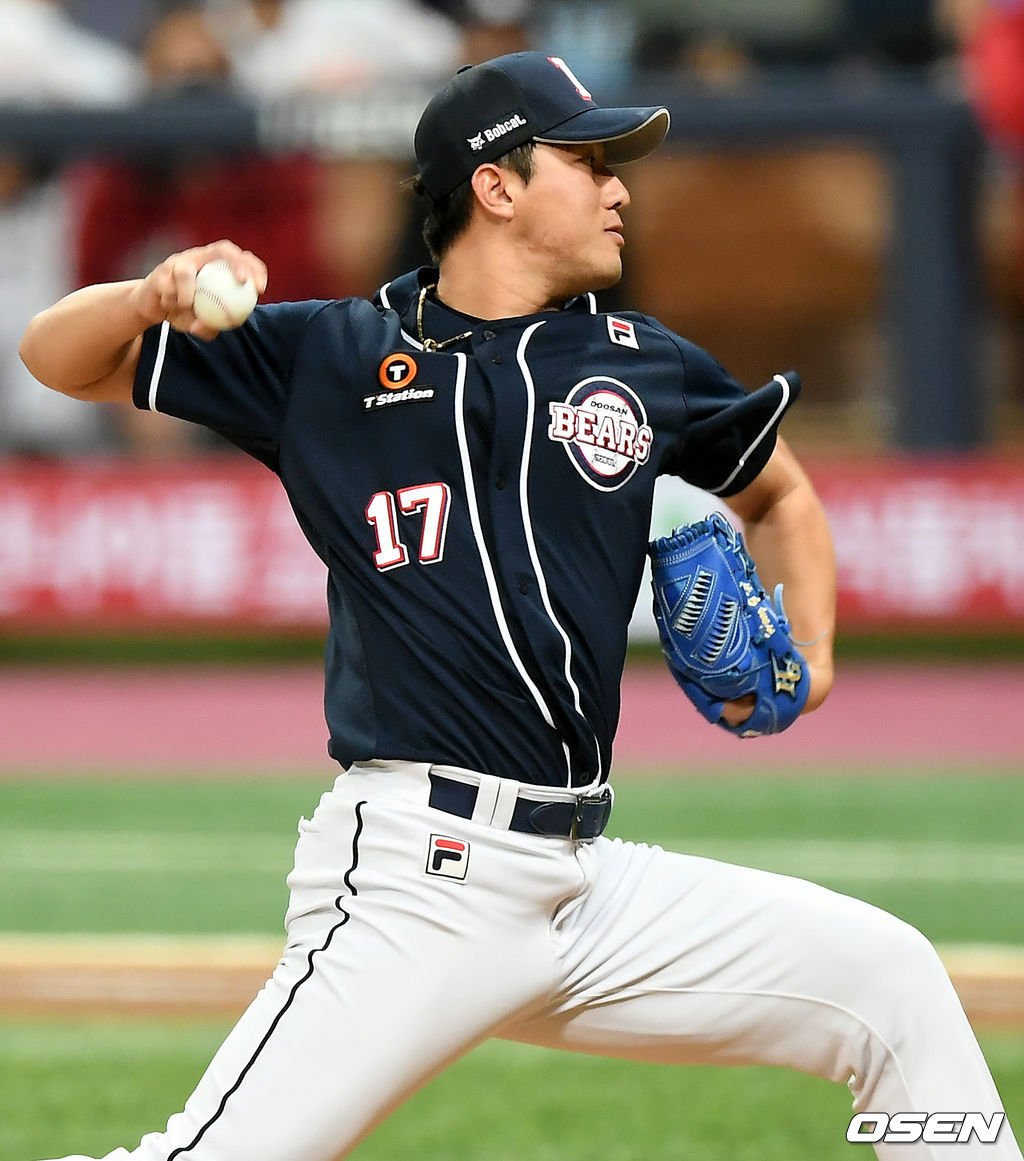 10일 오후 서울 고척스카이돔에서 '2020 신한은행 SOL KBO리그' 플레이오프 KT 위즈와 두산 베어스의 경기가 열렸다.8회말 두산 홍건희가 마운드에 올라 힘차게 공을 뿌리고 있다./ksl0919@osen.co.kr