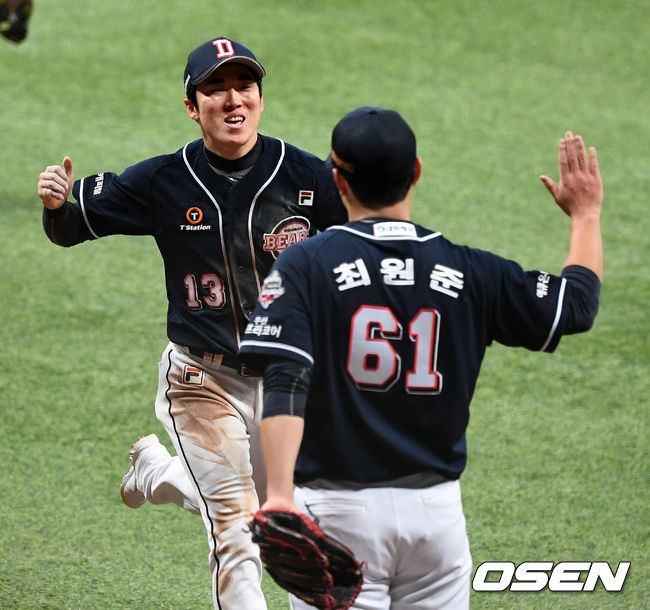 2회말 1사 만루에서 두산 허경민이 KT 심우준의 3루땅볼에 3루 포스아웃에 이어 유한준을 태그아웃으로 처리하며 위기를 넘겼다. 최원준과 하이파이브하는 허경민. /jpnews@osen.co.kr