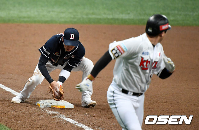 2회말 1사 만루에서 두산 허경민이 KT 심우준의 3루땅볼 타구를 처리하고 있다. /jpnews@osen.co.kr