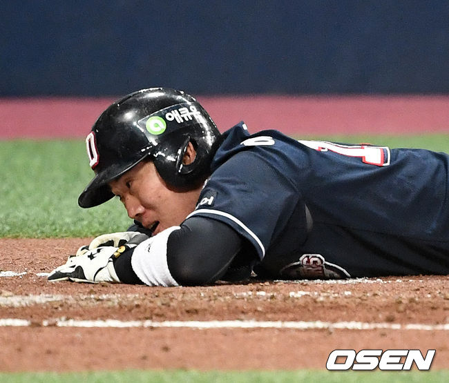 10일 오후 서울 고척스카이돔에서 '2020 신한은행 SOL KBO리그' 플레이오프 KT 위즈와 두산 베어스의 경기가 열렸다.2회초 1사 2,3루에서 두산 오재원의 외야플라이때 홈으로 쇄도한 3루자 허경민이 아웃되며 아쉬워하고 있다. /sunday@osen.co.kr