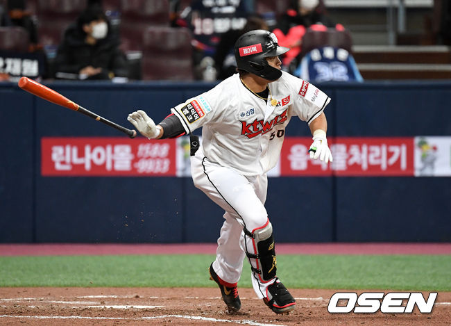 10일 오후 서울 고척스카이돔에서 '2020 신한은행 SOL KBO리그' 플레이오프 KT 위즈와 두산 베어스의 경기가 열렸다.3회말 2사에서 KT 강백호가 좌전 안타를 치고 있다. /sunday@osen.co.kr